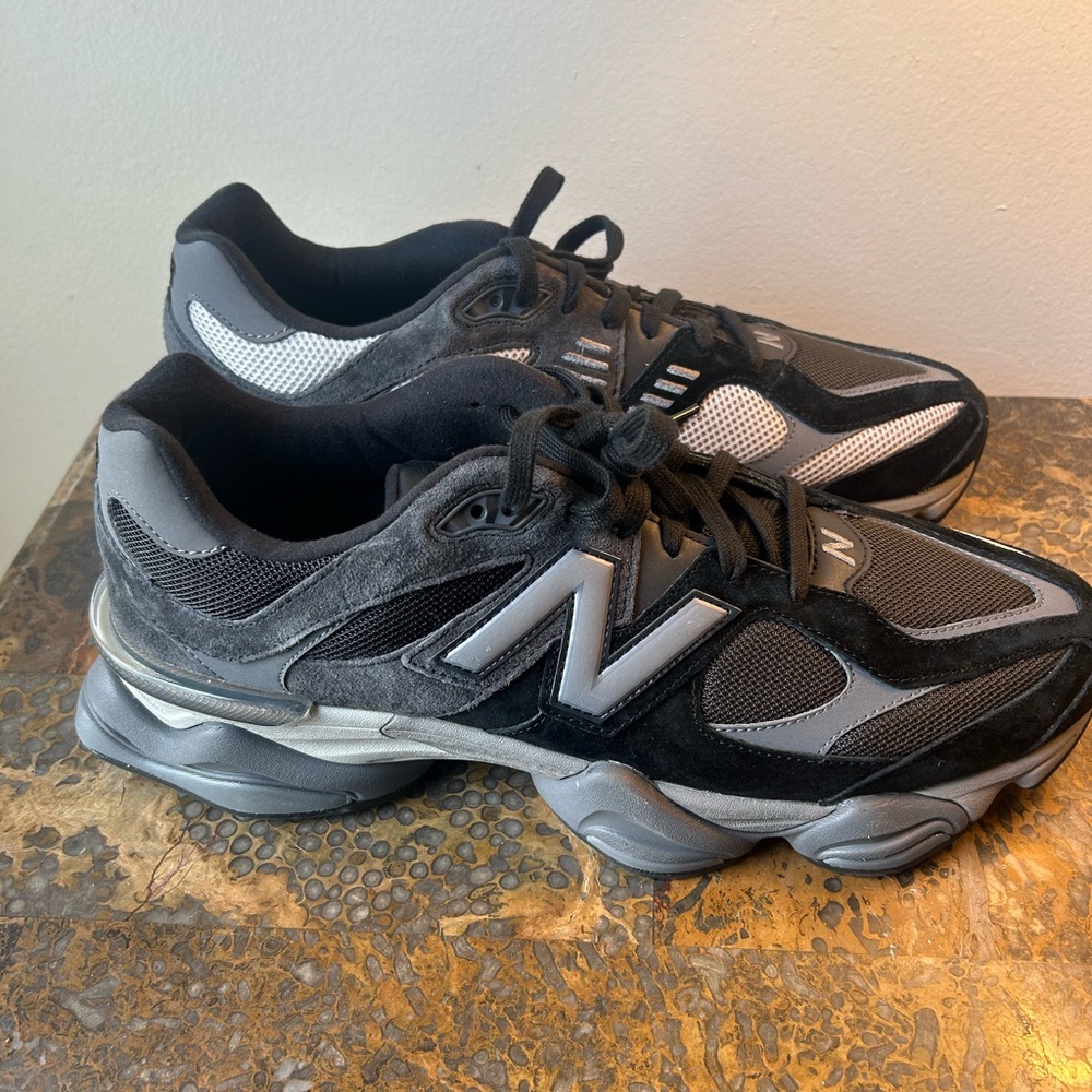 New Balance Men's Black and Gray Chunky Athletic Sneakers